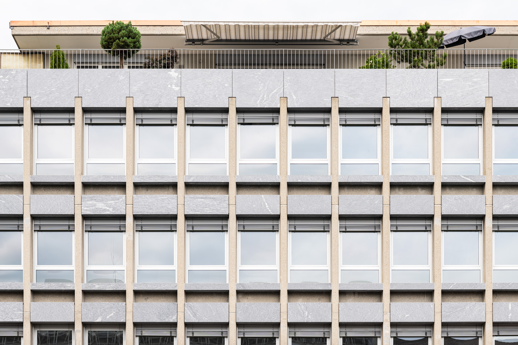 Detailaufnahme der energetischen Fassade und Fenster